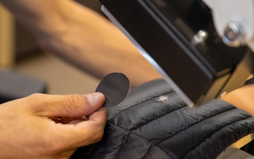 On ne place pas de nouveau patch sur un vêtement usé par le temps